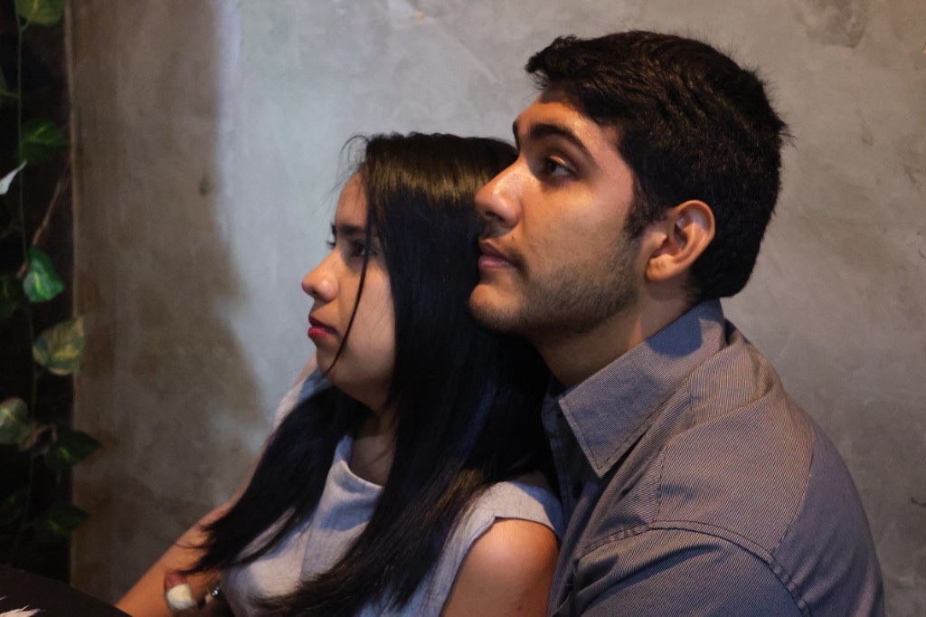 Perfil juntos mirando al mismo lado